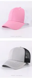 Vista dettagliata dei cappellini trucker in mesh traspirante nei colori rosa e grigio