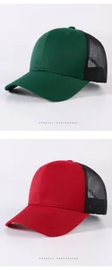 Foto professionale di cappelli trucker in rete traspirante nei colori verde e rosso