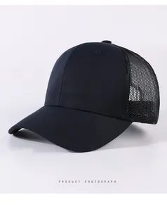 Vista dettagliata di un cappello da camionista in rete blu navy traspirante con visiera