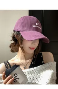 Asiatisches Model trägt eine lila bestickte Baseballkappe mit breiter Krempe im Lifestyle-Stil.