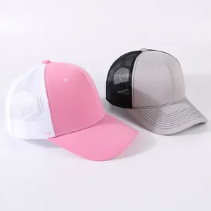 Set di due cappellini trucker in mesh traspirante rosa e grigio, design minimal unisex.