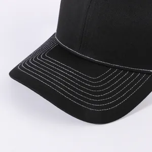 Cappello trucker nero traspirante con cuciture bianche a contrasto sulla visiera.