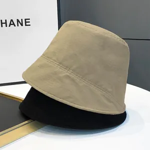 Κομψό γυναικείο καπέλο bucket σε μαύρο και χακί, ιδανικό για άνοιξη και καλοκαίρι.