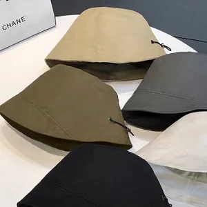Μοντέρνα γυναικεία καπέλα bucket με ρυθμιζόμενο κορδόνι σε πολλά χρώματα.