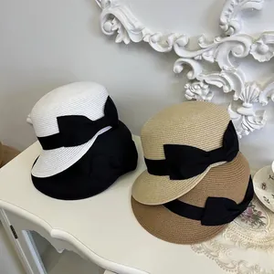 Λεπτομερής άποψη ψάθινων καπέλων σε διάφορα χρώματα με μαύρους φιόγκους.