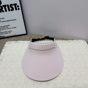 Draufsicht auf minimalistische hellrosa Sonnenblende mit nahtloser 3D-Streifenstruktur.