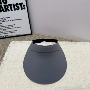 Nahaufnahme eines minimalistischen grauen Sonnenvisiers mit breiter Krempe zum Sonnenschutz