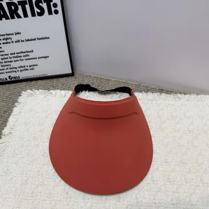Makroaufnahme eines roten Sonnenvisiers mit feiner Streifentextur und offenem Design.