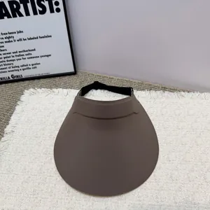 Draufsicht auf eine braun strukturierte Sonnenblende mit elastischem Halteband