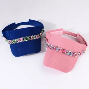Visiere parasole estive da donna con catene decorative in plastica blu e rosa