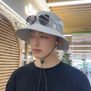 Grauer Outdoor-Sonnenhut für Herren mit atmungsaktivem Mesh und Kinnriemen
