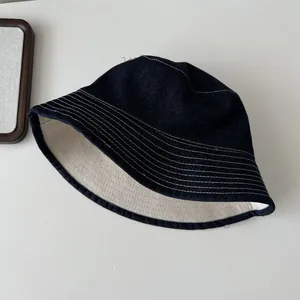 Sombrero de pescador reversible de denim azul marino con costuras blancas