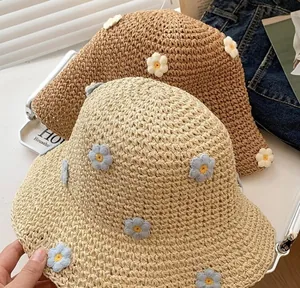 Vista dettagliata di cappelli di paglia intrecciati con delicate decorazioni floreali