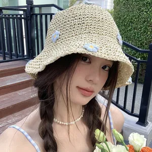 Cappello di paglia con fiori azzurri per le vacanze estive in spiaggia da donna