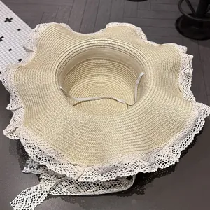 Elegante cappello di paglia a tesa larga con pizzo e fiocco per protezione solare