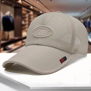 Berretto da baseball in rete beige traspirante da uomo con corona alta e stile sportivo