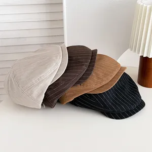 Lot de bérets rétro à rayures en plusieurs couleurs sur un bureau épuré