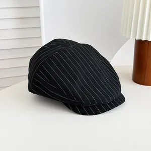 Vue détaillée d'une casquette gavroche vintage noire classique avec rayures blanches