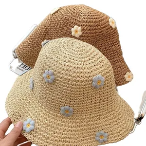 Cappello di paglia da donna con fiori all'uncinetto per la spiaggia e le vacanze estive