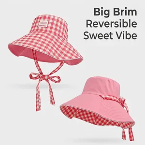 Sombrero de sol reversible de ala ancha con cuadros rojos y lado rosa liso con correas
