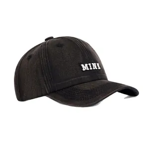Washed cotton baseball cap with white MINI embroidery for unisex sun protection