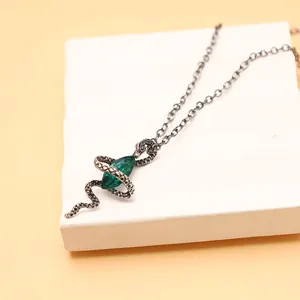 Detailansicht der gotischen Schlangenkette mit grünem Edelstein und Vintage-Finish.