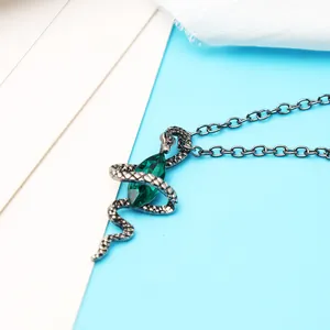 Detailaufnahme der Vintage-Schlangen-Halskette mit einem grünen Marquise-Edelstein