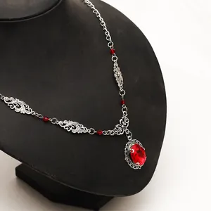 Détail d'un collier vintage de style victorien avec un grand pendentif rubis rouge