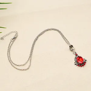 Vue détaillée d'un collier de style victorien vintage avec une pierre précieuse rouge