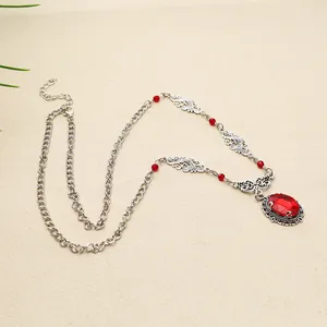 Collier style victorien vintage avec pierre précieuse rouge et maillons argentés
