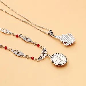 Vue détaillée de colliers en argent de style victorien vintage avec des perles rouges