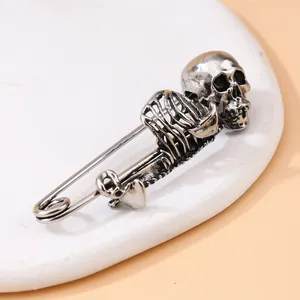 Macro-opname van vintage zilveren punk schedel veiligheidsspeld broche voor Halloween