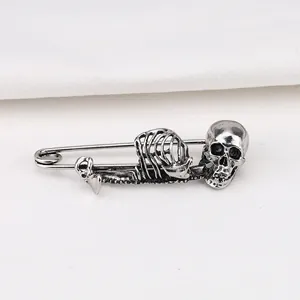 Detail van retro punk schedel veiligheidsspeld broche voor unieke Halloween-kostuums.