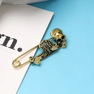 Close-up detail van een vintage punk veiligheidsspeld broche met gouden schedel
