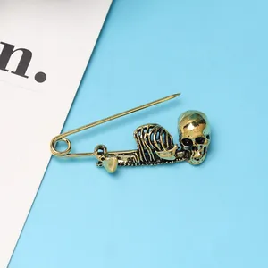 Gedetailleerde macro-opname van vintage punk gouden schedel en ribbenkast speldbroche