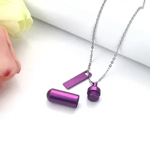 Dettaglio collana urna capsula viola con coperchio aperto e ciondolo a barra