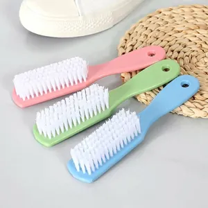 Juego de cepillos de plástico para zapatos en varios colores para limpieza del hogar.