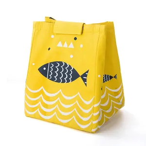 Isolierte gelbe Lunchtasche mit schattig cartoon Fisch und Wellenmuster für Picknicks