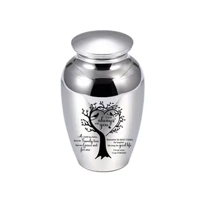 Detalle de una urna conmemorativa de aleación de plata pulida con grabado de árbol