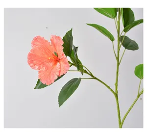 Detaillierte Nahaufnahme einer leuchtend korallenfarbenen künstlichen Hibiskusblüte