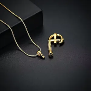Detailansicht einer goldenen Fischhaken-Kreuz-Urnenkette mit abschraubbarem Fach.
