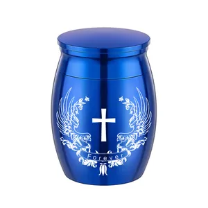 Nahaufnahme einer blauen Mini-Tierurne aus Aluminium mit Kreuzgravur