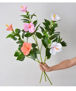 Nahaufnahme eines naturgetreuen künstlichen Hibiskus-Bouquets mit bunten Blüten