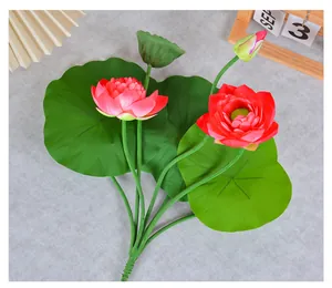 Detailansicht künstlicher rosa Lotusblüten mit lebensechten grünen Blättern für Deko