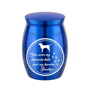 Urna para mascotas de aluminio azul con silueta de perro y frase de recuerdo grabada.