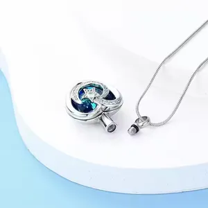 Détail montrant l'ouverture à vis du pendentif urne funéraire cœur et lune.