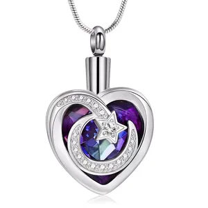 Gros plan du collier d'urne funéraire en forme de cœur avec cristal violet lune