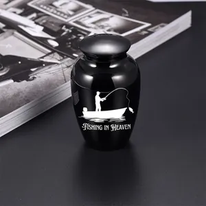 Dettaglio dell'urna commemorativa nera con design Fishing in Heaven e finitura lucida