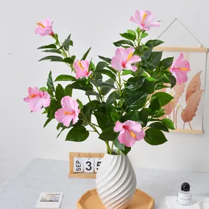 Realistische künstliche rosa Hibiskusblüten in weißer Keramikvase für die Inneneinrichtung