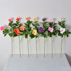 Künstliche Hibiskusblütenstiele in sieben Farben für dekorative Hochzeitsgestecke.